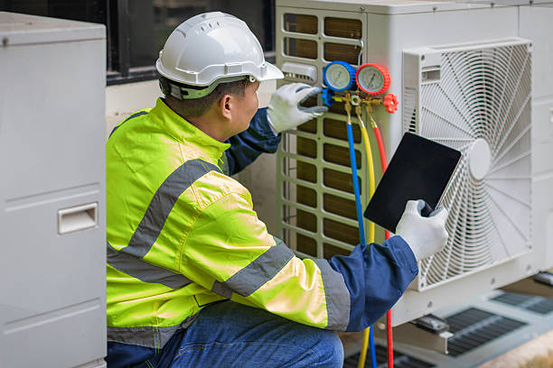Professional Hvac technician working in Groveland, FL